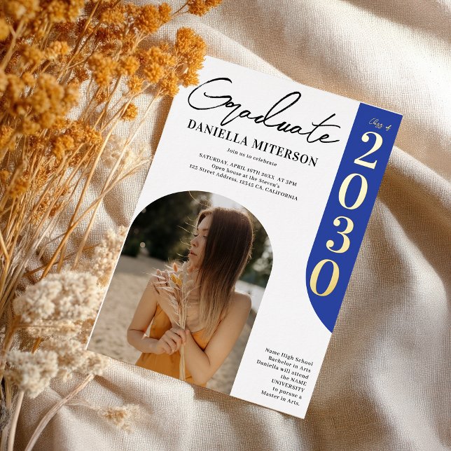 Invitación Con Relieve Metalizado Foto negrita de graduación azul real del arco de o (Photo bold gold arch royal blue graduation foil invitation)