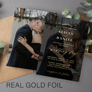 Invitación Con Relieve Metalizado Fotografía en negro y oro superposición de tipogra