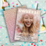 Invitación Con Relieve Metalizado Girly Sweet 16 Rosa Caligrafía y Purpurina de oro<br><div class="desc">Prepárate para brillar con esta dulce invitación a la fiesta de 16 purpurinas.Esta glamurosa y personalizable invitación dejará una impresión duradera en sus invitados y preparará el escenario para una celebración inolvidable. Deje que los colores rosa oro y rosa de los detalles purpurinas y personalizados anuncien su día especial con...</div>