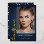 Invitación Con Relieve Metalizado Glam Denim Diamonds Blue Gold 21st Birthday Photo<br><div class="desc">Un Relieve metalizado de oro azul brillante y real, denim y diamantes (son efectos digitales, no piedras reales) foto invitación al 21 cumpleaños para chicas que es simple, moderno, elegante y moda, con una difusión de diamantes de imitación en la parte de atrás, la palabra veintiún en escritura moderna de...</div>