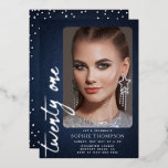 Invitación Con Relieve Metalizado Glam Denim Diamonds Blue Jeans 21st Birthday Photo<br><div class="desc">Un Relieve metalizado azul brillante y real, denim y diamantes (son efectos digitales, no piedras reales) foto invitación al 21 cumpleaños para chicas que es simple, moderno, elegante y moda, con una difusión de diamantes de imitación en la parte de atrás, la palabra veintiuno en escritura moderna de caligrafía y...</div>