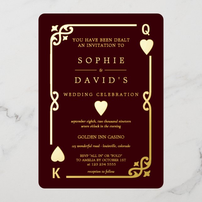 Invitación Con Relieve Metalizado Gold Deep Burgundy Casino Vegas Poker Wedding (Anverso)