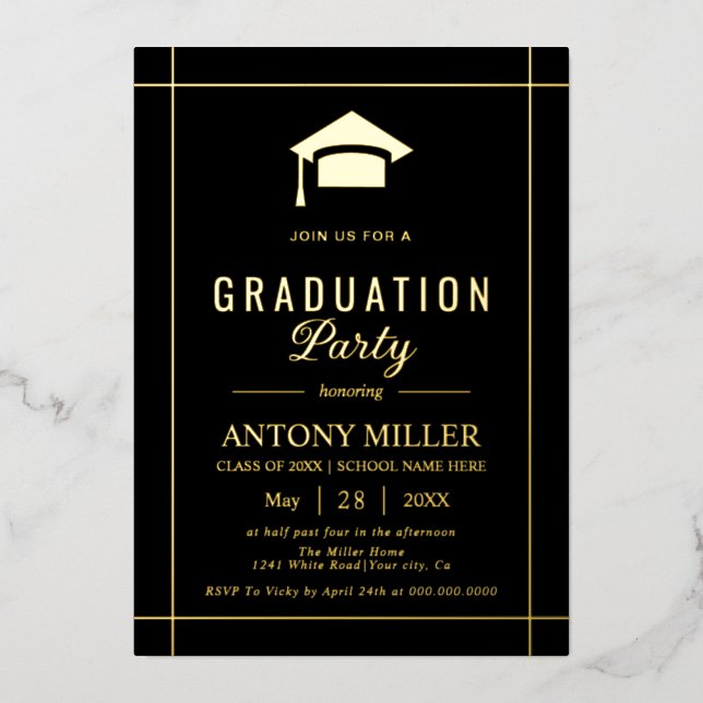 Invitación Con Relieve Metalizado Gold graduation cap Class Of 2026 black (Anverso)