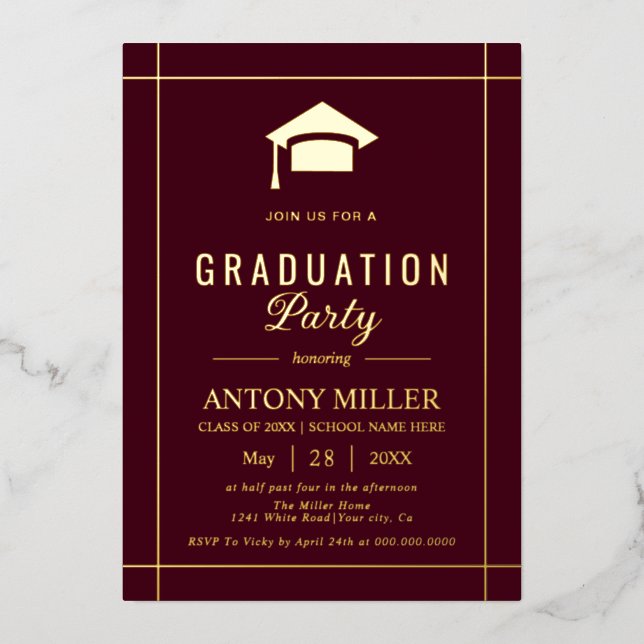 Invitación Con Relieve Metalizado Gold graduation cap Class Of 2026 burgundy (Anverso)