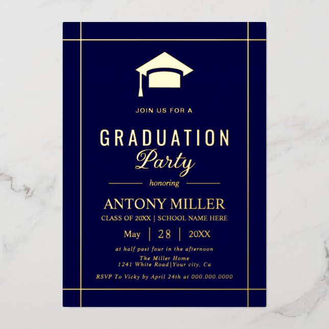 Invitación Con Relieve Metalizado Gold graduation cap Class Of 2026 navy blue (Anverso)