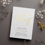 Invitación Con Relieve Metalizado Golden Script 30.º Fiesta de cumpleaños<br><div class="desc">Celebra su cumpleaños con estas invitaciones de cumpleaños número 30 de la moda,  que incluyen "treinta" en letras de guiones dibujadas a mano en Relieve metalizado oro moderno. Personalice con los detalles de su fiesta debajo. Una elección de lujo inolvidable para fabulosas celebraciones por los 30 años.</div>