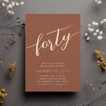 Invitación Con Relieve Metalizado Golden Script 40.º Fiesta de cumpleaños<br><div class="desc">Celebra su cumpleaños con estas invitaciones de cumpleaños número 40 de la moda,  que incluyen "cuarenta" en letras de guiones dibujadas a mano de Relieve metalizado oro moderno. Personalice con los detalles de su fiesta debajo. Una elección de lujo inolvidable para fabulosas celebraciones de 40 años.</div>