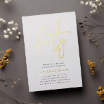 Invitación Con Relieve Metalizado Golden Script 40.º Fiesta de cumpleaños<br><div class="desc">Celebra su cumpleaños con estas invitaciones de cumpleaños número 40 de la moda,  que incluyen "cuarenta" en letras de guiones dibujadas a mano de Relieve metalizado oro moderno. Personalice con los detalles de su fiesta debajo. Una elección de lujo inolvidable para fabulosas celebraciones de 40 años.</div>