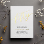 Invitación Con Relieve Metalizado Golden Script 50 cumpleaños<br><div class="desc">Celebra su cumpleaños con estas invitaciones de cumpleaños número 50 de la moda,  que incluyen "cincuenta" en letras de guiones dibujadas a mano de Relieve metalizado oro moderno. Personalice con los detalles de su fiesta debajo. Una elección de lujo inolvidable para fabulosas celebraciones de 50 años.</div>