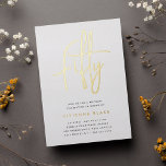 Invitación Con Relieve Metalizado Golden Script 50 cumpleaños<br><div class="desc">Celebra su cumpleaños con estas invitaciones de cumpleaños número 40 de la moda que incluyen "cincuenta" en letras de guiones esbozados a mano en Relieve metalizado oro moderno. Personalice con los detalles de su fiesta debajo. Una elección de lujo inolvidable para fabulosas celebraciones de 50 años.</div>