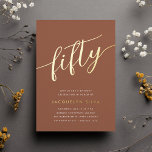 Invitación Con Relieve Metalizado Golden Script 50 cumpleaños<br><div class="desc">Celebra su cumpleaños con estas invitaciones de cumpleaños número 50 de la moda,  que incluyen "cincuenta" en letras de guiones dibujadas a mano de Relieve metalizado oro moderno. Personalice con los detalles de su fiesta debajo. Una elección de lujo inolvidable para fabulosas celebraciones de 50 años.</div>