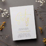 Invitación Con Relieve Metalizado Golden Script 60 cumpleaños<br><div class="desc">Celebra su cumpleaños con estas invitaciones de cumpleaños número 60 de la moda,  que incluyen "sesenta" en letras de guiones dibujadas a mano en Relieve metalizado oro moderno. Personalice con los detalles de su fiesta debajo. Una elección de lujo inolvidable para fabulosas celebraciones de cumpleaños número 60.</div>