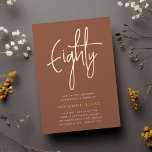 Invitación Con Relieve Metalizado Golden Script 80th Birthday Party<br><div class="desc">Celebra su cumpleaños con estas invitaciones de cumpleaños número 80 de la moda,  que incluyen "ochenta" en letras de guión esbozadas a mano de Relieve metalizado oro moderno. Personalice con los detalles de su fiesta debajo. Una elección de lujo inolvidable para fabulosas celebraciones de cumpleaños número 80.</div>