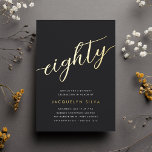 Invitación Con Relieve Metalizado Golden Script 80th Birthday Party<br><div class="desc">Celebra su cumpleaños con estas invitaciones de cumpleaños número 80 de la moda,  que incluyen "ochenta" en letras de guión esbozadas a mano de Relieve metalizado oro moderno. Personalice con los detalles de su fiesta debajo. Una elección de lujo inolvidable para fabulosas celebraciones de cumpleaños número 80.</div>