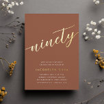 Invitación Con Relieve Metalizado Golden Script 90th Birthday Party<br><div class="desc">Celebra su cumpleaños con estas invitaciones de cumpleaños número 90 de la moda,  que incluyen "noventa" en letras de guión esbozadas a mano de Relieve metalizado oro moderno. Personalice con los detalles de su fiesta debajo. Una elección de lujo inolvidable para fabulosas celebraciones de cumpleaños 90.</div>