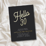 Invitación Con Relieve Metalizado Golden Script Hola 30 30 Fiesta de cumpleaños<br><div class="desc">Haga que su fiesta de 30 años de lujo se destaque con estas invitaciones únicas y de diseño personalizado. Estas invitaciones presentan un elegante Relieve metalizado de oro sobre un fondo negro clásico, perfecto para cualquier celebración de cumpleaños de moda. Los huéspedes del hotel pueden disfrutar de todas las instalaciones...</div>