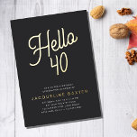 Invitación Con Relieve Metalizado Golden Script Hola 40 40 Fiesta de cumpleaños<br><div class="desc">Haga que su fiesta de 40 años de lujo destaque con estas invitaciones únicas y diseñadas por personalizados. Estas invitaciones presentan un elegante Relieve metalizado de oro sobre un fondo negro clásico, perfecto para cualquier celebración de cumpleaños de moda. Los huéspedes del hotel podrán disfrutar de todas las instalaciones como...</div>
