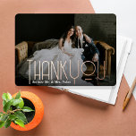 Invitación Con Relieve Metalizado Gracias Boda Foto Real Relieve metalizado Titular<br><div class="desc">Crea una impresión duradera con nuestra elegante tarjeta de agradecimiento, que incluye una hermosa foto del día de la boda y un verdadero titular de Relieve metalizado "Gracias" en tu elección de oro, plata o oro rosa. El frente deslumbra con sofisticación, mientras que la parte trasera ofrece espacio para otra...</div>