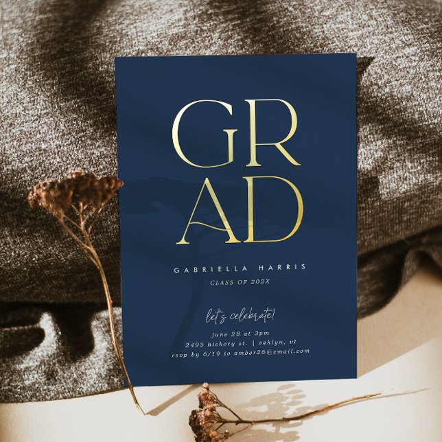 Invitación Con Relieve Metalizado Grado brillante 2023 | Graduación dorada + azul ma (Gleaming Grad 2023 | Gold + Navy Blue Graduation Foil Invitation)