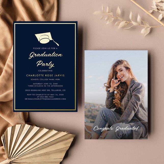 Invitación Con Relieve Metalizado Graduación 2023 Script Navy Blue Photo Fiesta Gold (Subido por el creador)