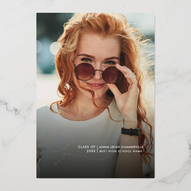 Invitación Con Relieve Metalizado Graduación 2024 Grad Photos Fiesta Gold (Anverso)