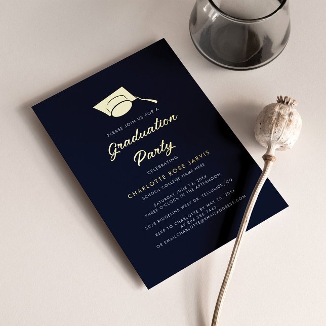 Invitación Con Relieve Metalizado Graduación 2024 Script Navy Blue Grad Fiesta Gold (Subido por el creador)