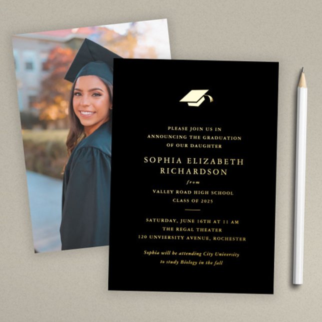 Invitación Con Relieve Metalizado Graduación clásica simple de fotos en blanco y neg (Simple black and gold foil photo graduation announcement invitation.)