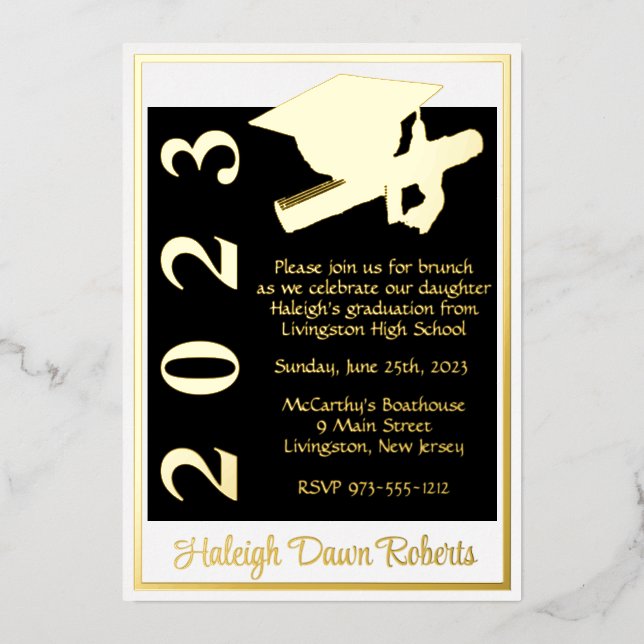Invitación Con Relieve Metalizado Graduación de Cap & Diploma, White, Black & Gold (Anverso)