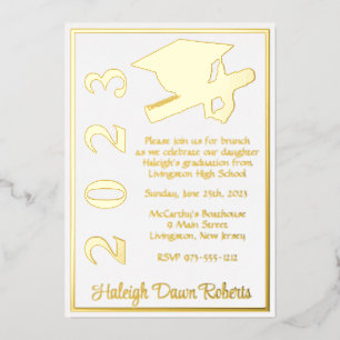 Invitación Con Relieve Metalizado Graduación de Cap & Diploma, White & Gold