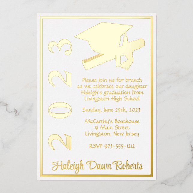 Invitación Con Relieve Metalizado Graduación de Cap & Diploma, White & Gold (Anverso)