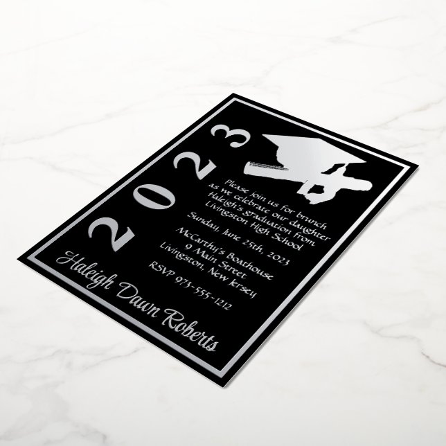 Invitación Con Relieve Metalizado Graduación de Cap y Diploma, Negro y Plata (girado)