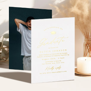 Invitación Con Relieve Metalizado Graduación de Foto Simple Caligrafía Moderna Dorad
