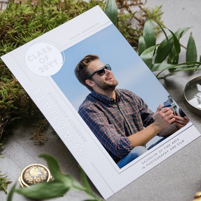 Invitación Con Relieve Metalizado Graduación de fotos Plata con guión moderno (Subido por el creador)