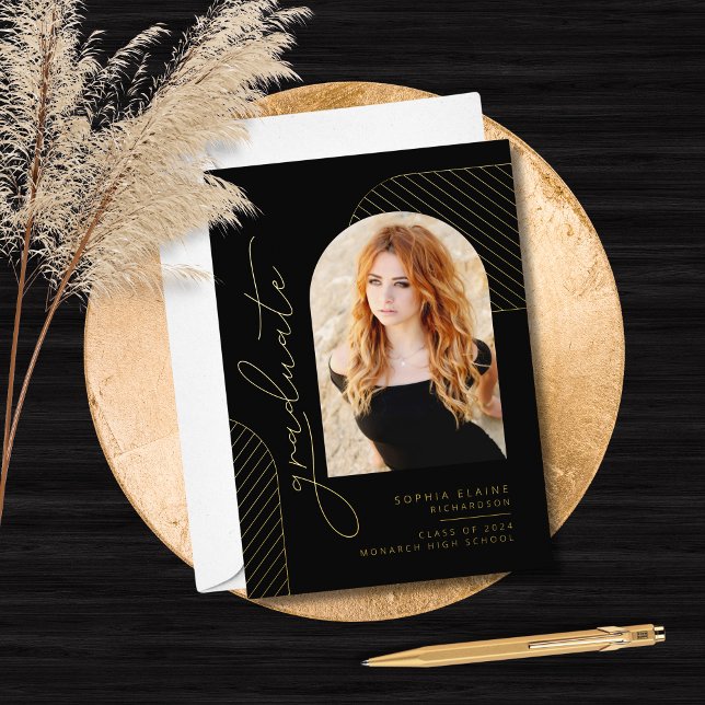 Invitación Con Relieve Metalizado Graduación de guión elegante de oro negro (Subido por el creador)