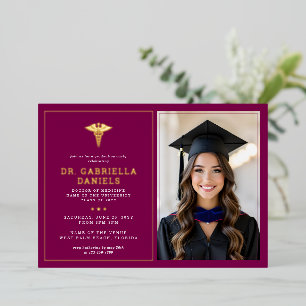 Invitación Con Relieve Metalizado Graduación de médico titulado en facultad de medic