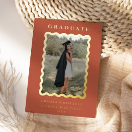 Invitación Con Relieve Metalizado Graduación de Oro y Terracota Retro Waves