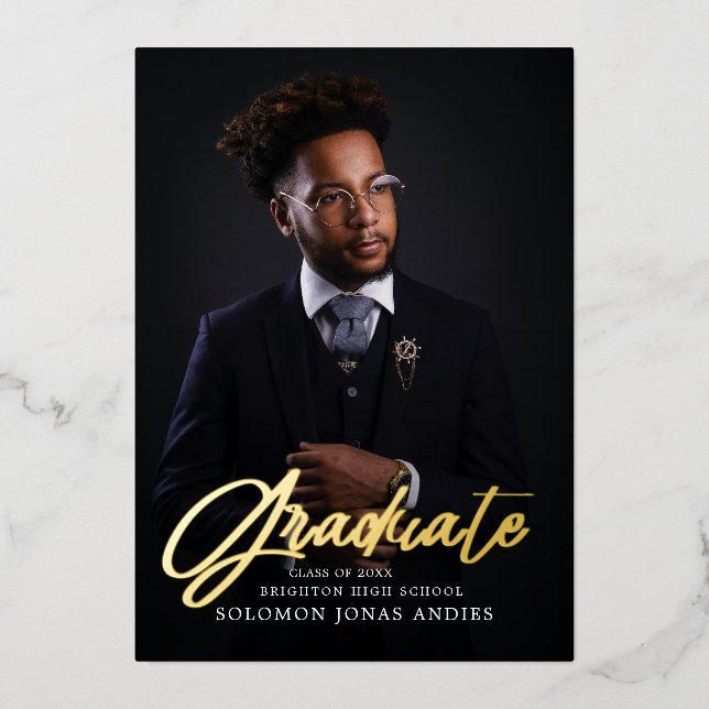 Invitación Con Relieve Metalizado Graduación de secundaria con escritura moderna (Anverso)