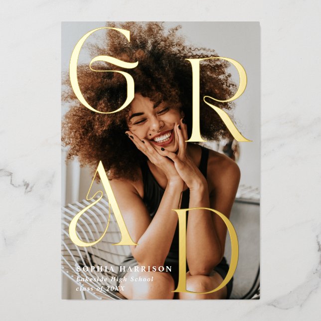Invitación Con Relieve Metalizado Graduación de tipografía de letras apiladas de oro (Anverso)