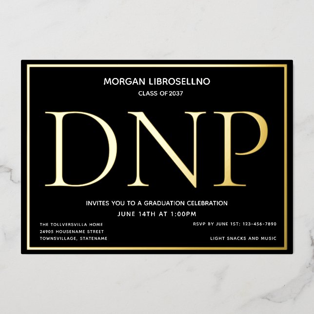 Invitación Con Relieve Metalizado Graduación DNP de oro negro (Anverso)