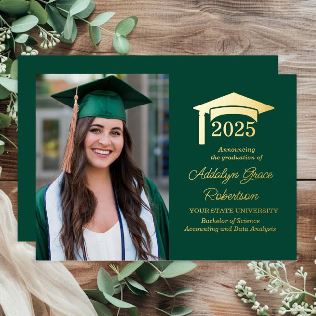 Invitación Con Relieve Metalizado Graduación fotográfica de la Universidad Green Col (Real gold foil green graduation party photo invitation)