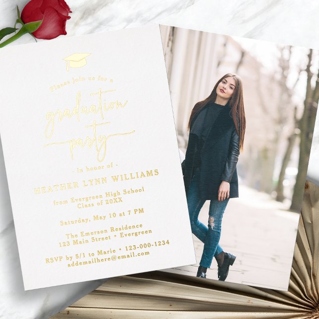 Invitación Con Relieve Metalizado Graduación simple (Simple Graduation 
Gold Foil Party Invitation by Painted Paperie
)
