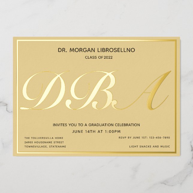 Invitación Con Relieve Metalizado Graduado DBA de Tan Gold (Anverso)