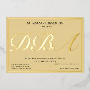 Invitación Con Relieve Metalizado Graduado de Tan Gold DBA Graduación