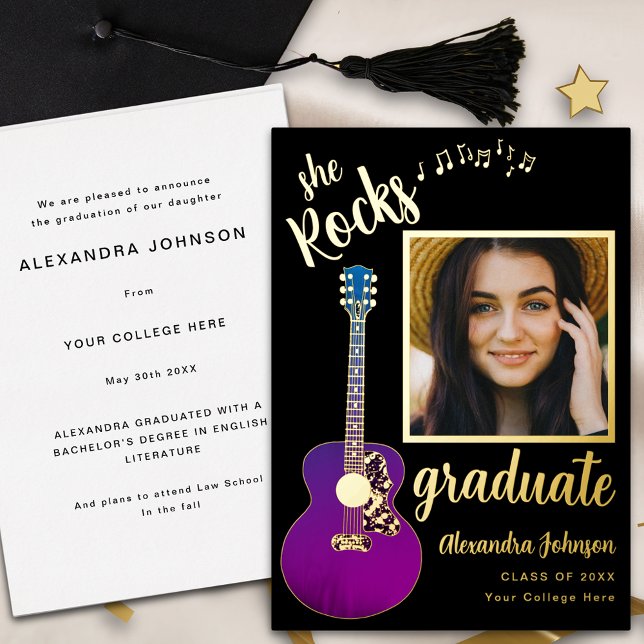 Invitación Con Relieve Metalizado Graduado moderno divertido guión gráfico negro y o (Fun modern black and gold foil script graduate photo graduation announcement card Purple guitar)