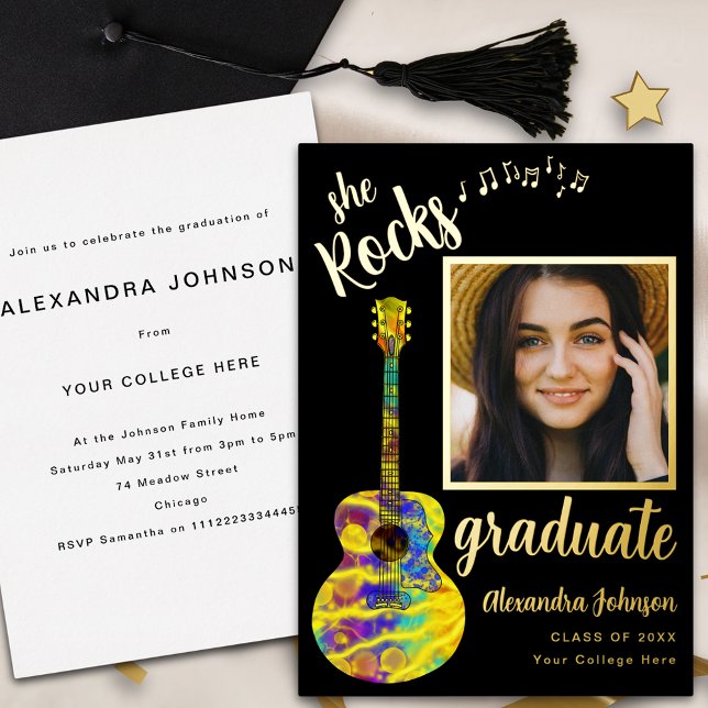 Invitación Con Relieve Metalizado Graduado moderno y divertido Fiesta de fotografía  (Fun modern black and gold foil script graduate photo graduation party invitation country music )