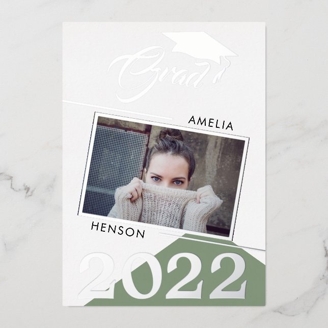 Invitación Con Relieve Metalizado Graduado verde sabio moderno 2 Graduación de foto (Anverso)