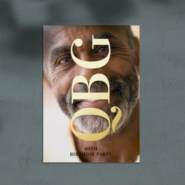 Invitación Con Relieve Metalizado Gran Monograma Negrita Oro Presionado 60 cumpleaño (Subido por el creador)