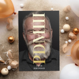 Invitación Con Relieve Metalizado Gran Monograma Negrita Presencia Dorada Cumpleaños