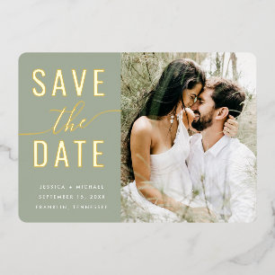 Invitación Con Relieve Metalizado Guardar la fecha moderno con foto en verde sage y 