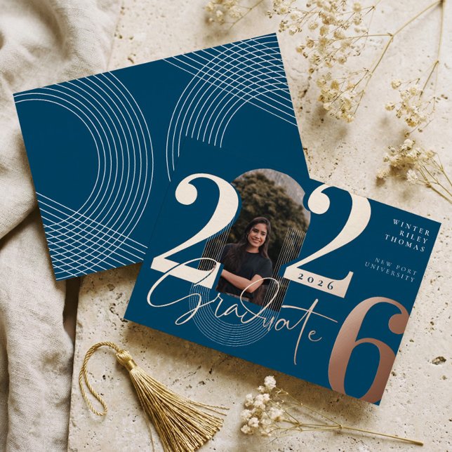 Invitación Con Relieve Metalizado Guión de Graduado Moderno 2026 Foto de Arco Concén (Modern Graduate Script 2026 Concentric Arch Photo Foil Invitation)